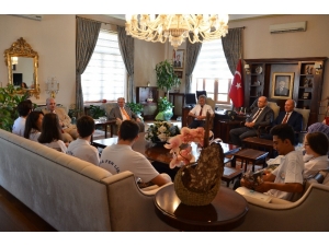 Vali Güvençer’den Yks’de İlk Bine Giren Öğrencilere Teşekkür Belgesi