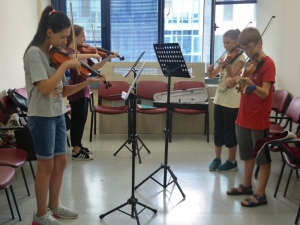 Tatillerini Keman Öğrenerek Değerlendiriyorlar