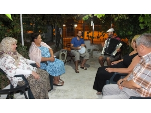 Balıkesirli Sanatçı Komşularına Mini Konser Verdi