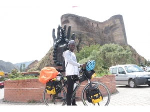 Bisikletiyle Türkiye Turuna Çıkan Senegalli Mustafa Oltu’da