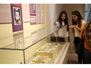 Dünyanın En Eski Aşıklarına Ait 12 Bin Yıllık Takılar Mardin’de Sergileniyor