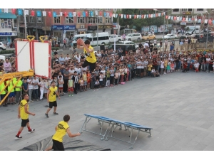 ‘Karizma Show’ Ekibi Hakkari’de Gösteri Yaptı