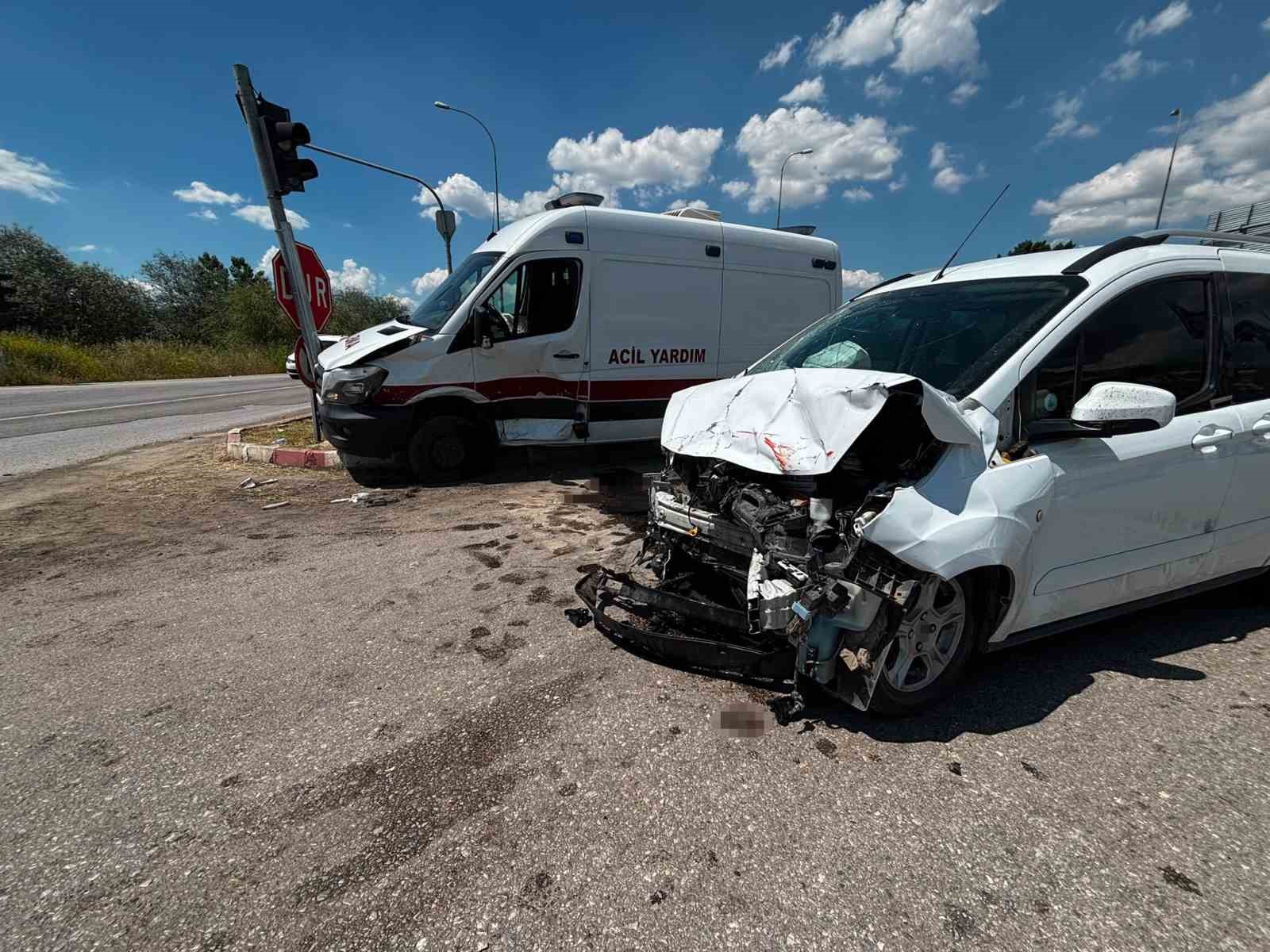 kutahya-da-ambulans-hafif-ticari-aracla-carpisti-7-yarali