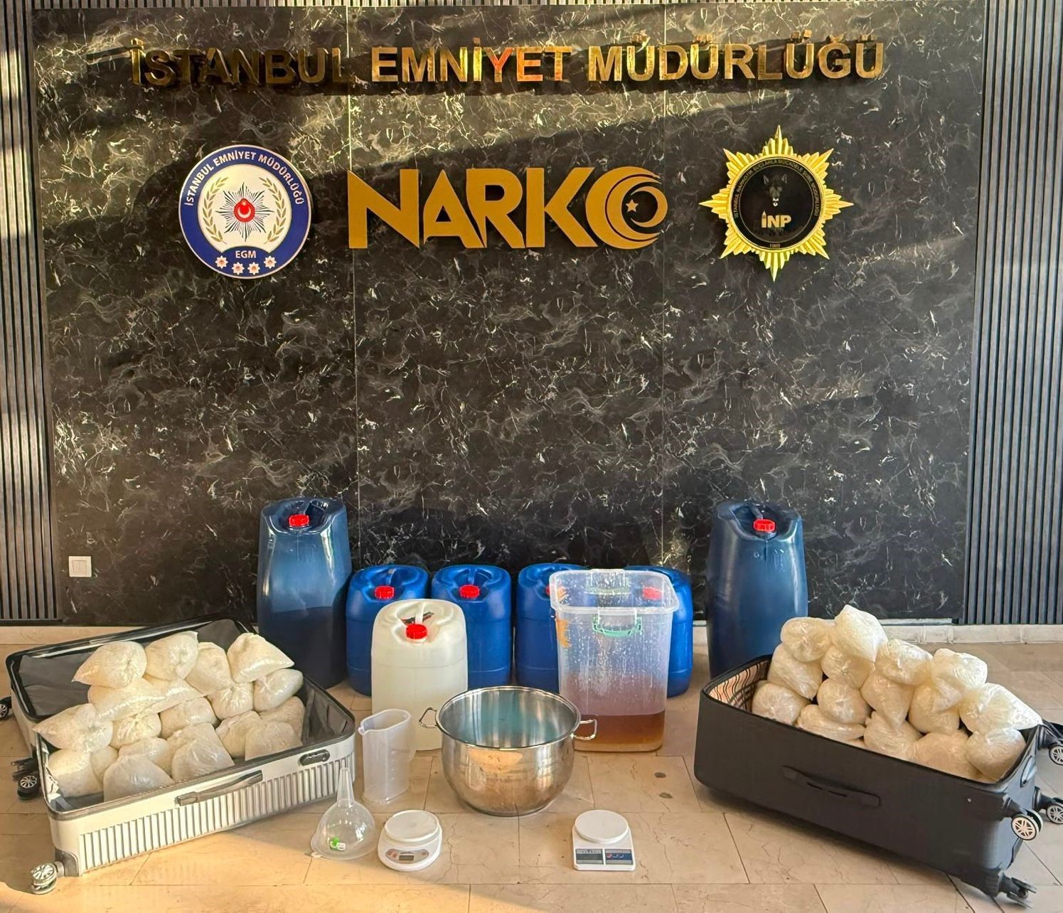 beylikduzu-nde-uyusturucu-operasyonu-248-kilogram-metamfetamin-ele-gecirildi