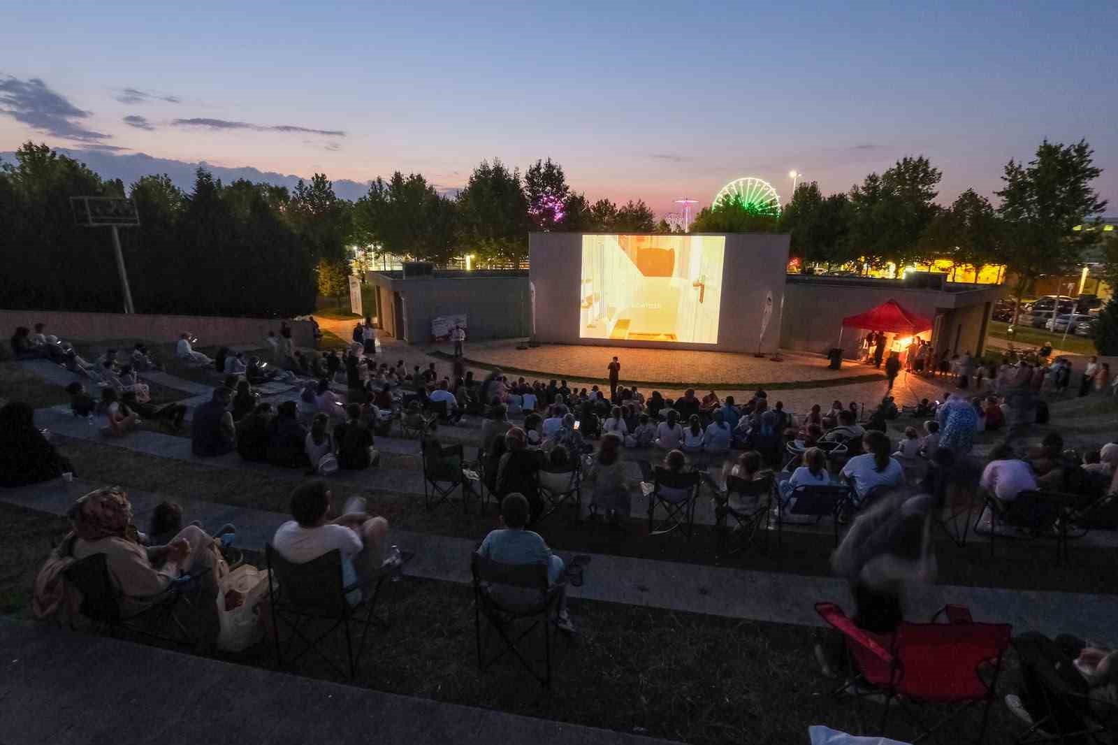sakarya-da-acik-hava-sinemasi-keyfi-ilce-ilce-devam-ediyor