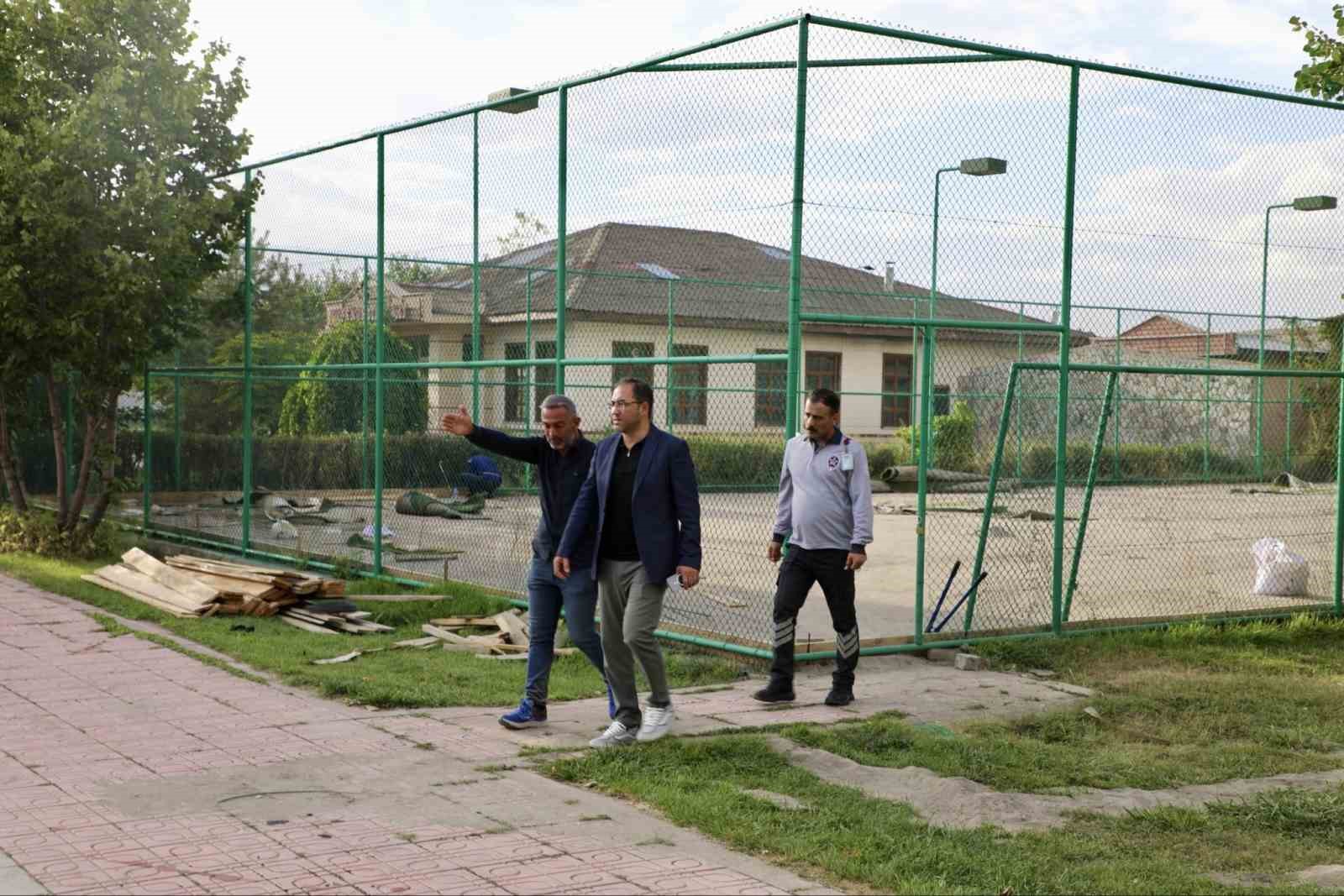 agri-da-tenis-kortlarinin-zemini-yenileniyor