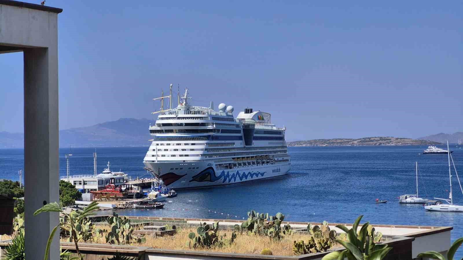 bodrum-a-3-gemiyle-2-bin-761-turist-geldi