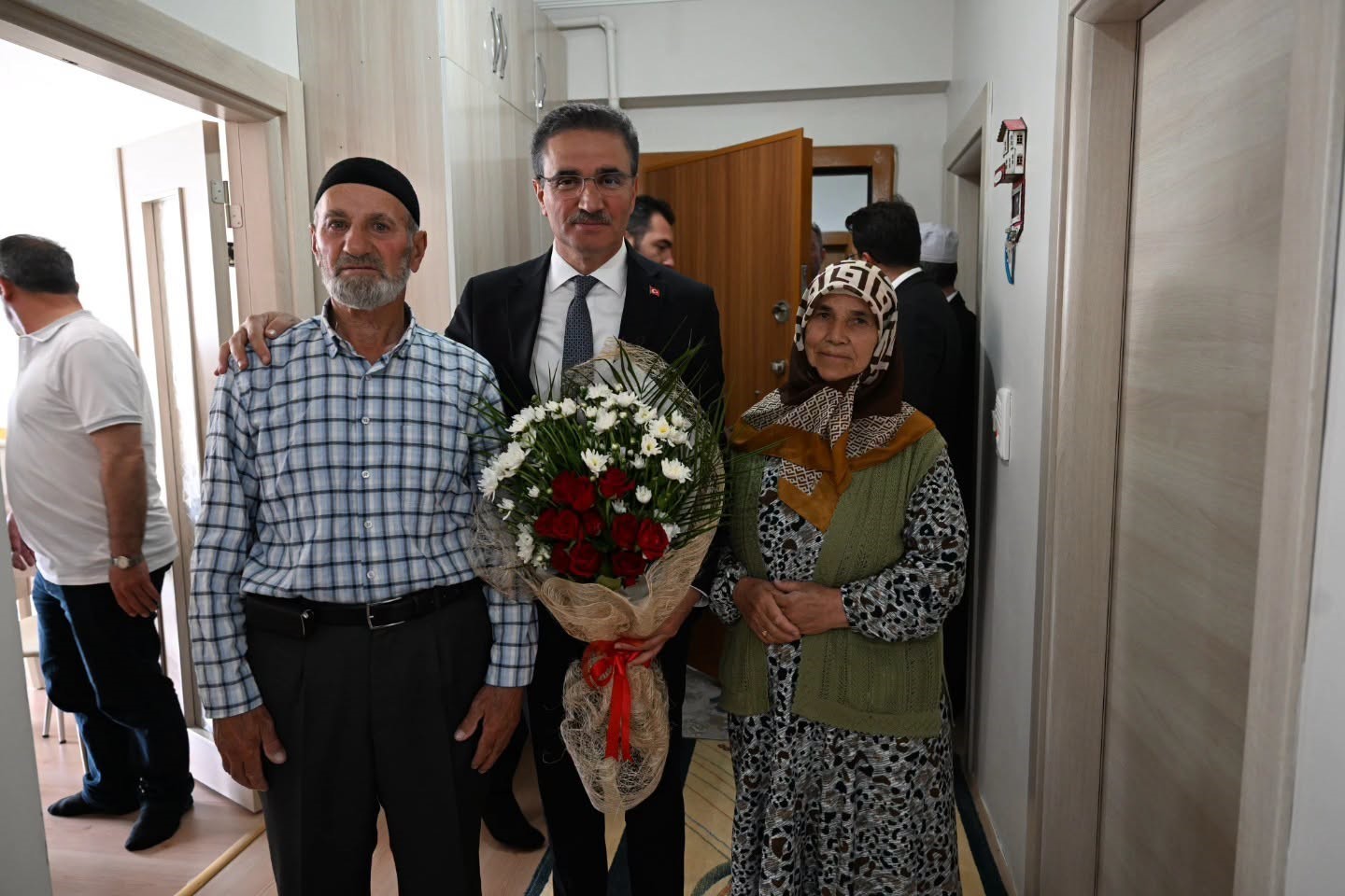 vali-barus-tan-narman-da-sehit-ailesi-ve-gaziye-anlamli-ziyaret