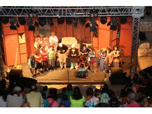 Toroslar Belediyesi Şehir Tiyatrosu’na Büyük İlgi