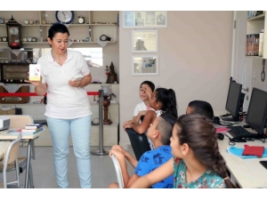 Ülkemize Sığınan Minik Suriyelilere Eğlenceli Dil Eğitimi