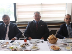 Bayburt Vakfı, Basın Mensupları İle Kahvaltıda Bir Araya Geldi