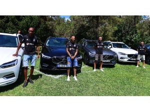 Beşiktaşlı Futbolculara Araba Hediyesi