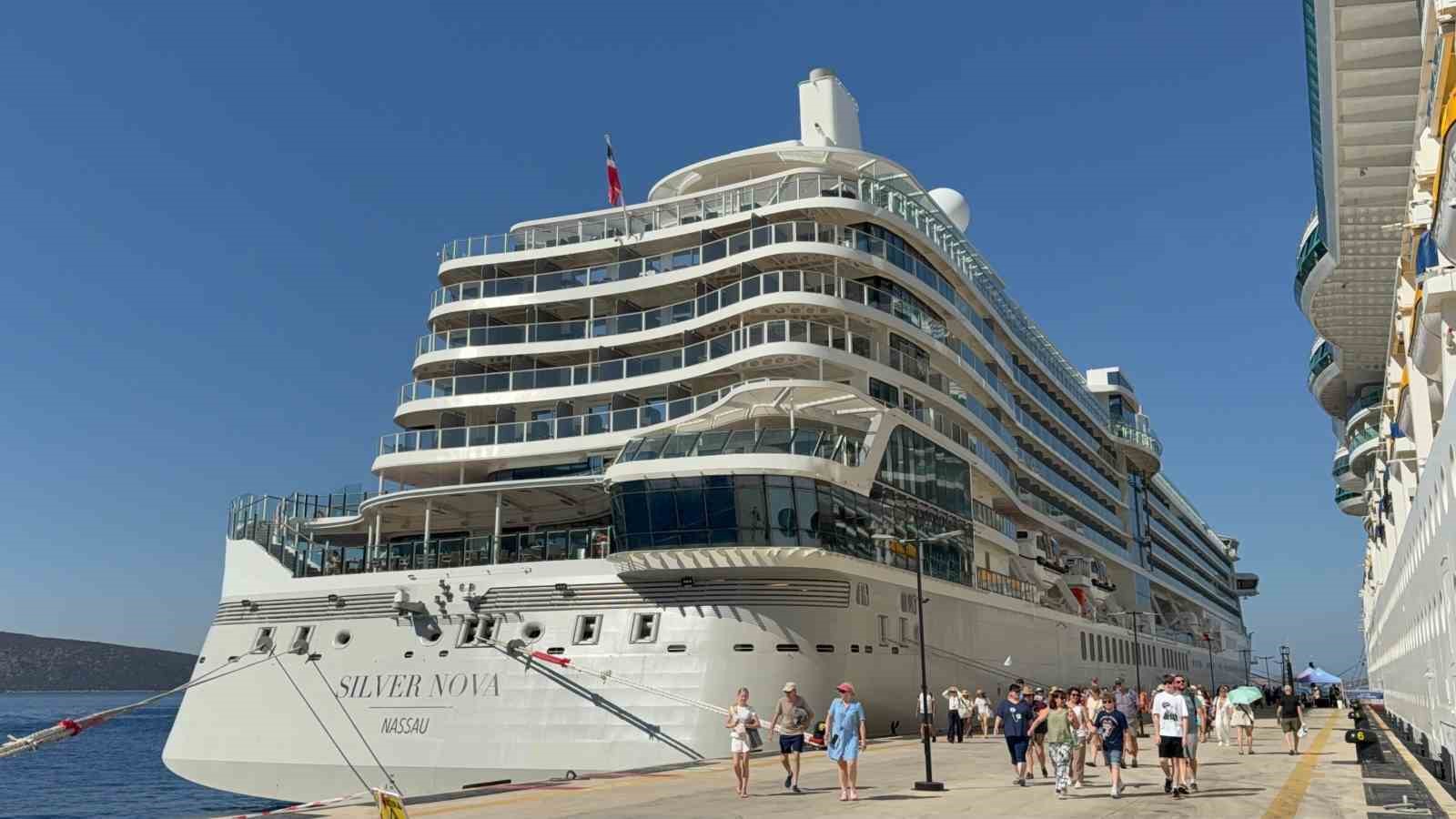 dev-kruvaziyerler-bodrum-a-demir-atti-3-bin-319-turist-geldi