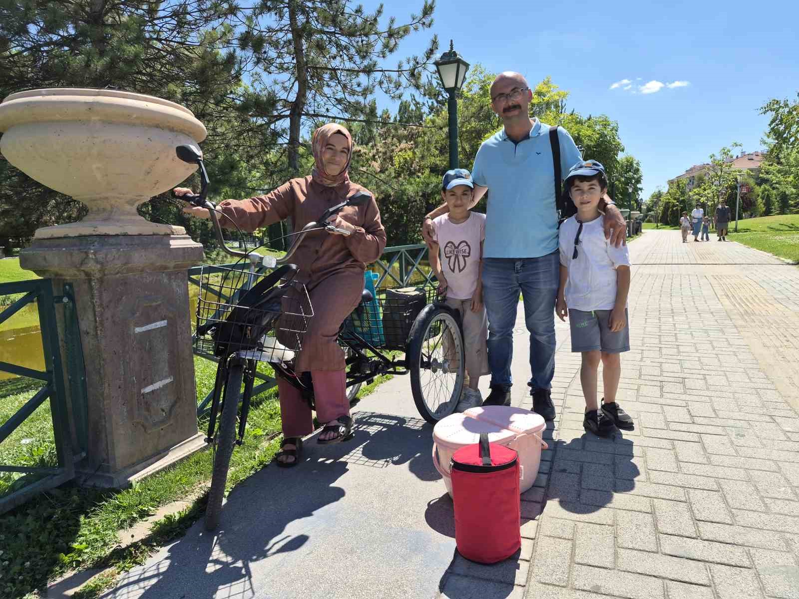 eskisehir-de-2-minik-simitci-ilgi-odagi-oldu