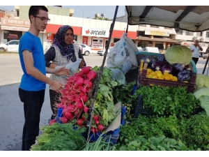 Seyyar Satıcılık Yapan Kadın Hem Hasta Kocasına Bakıyor Hem De 3 Çocuğunu Okutuyor