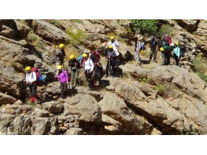 Hakkarili Dağcılardan Sümbül’ün Zirvesinde Görsel Şov