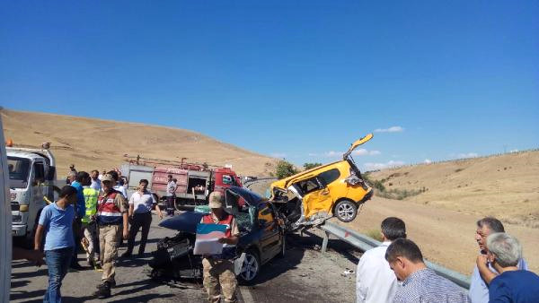 Elazığ'da Taksi Ile Otomobilin Kafa Kafaya Çarpıştığı Kazada 3 Kişi Hayatını Kaybetti