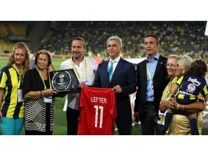 Lefter Küçükandonyadis’in Ailesine Plaket Verildi