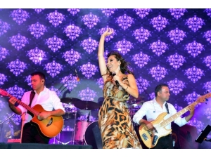 Funda Arar, Aliağa’da Hayranlarıyla Buluştu