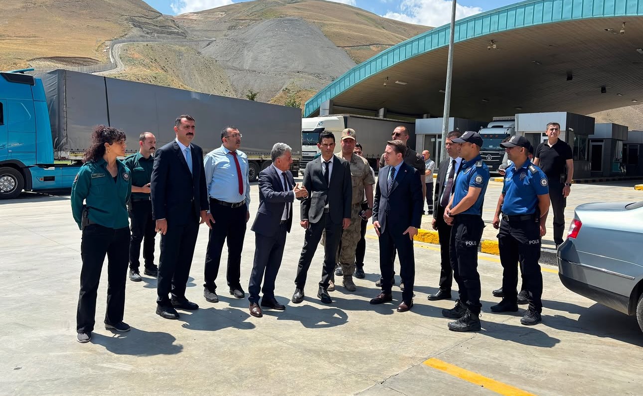 kaymakami-volkan-hulur-esendere-sinir-kapisi-nda-incelemelerde-bulundu