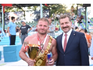 Kurtdereli Güreşlerinde Şampiyon İsmail Balaban
