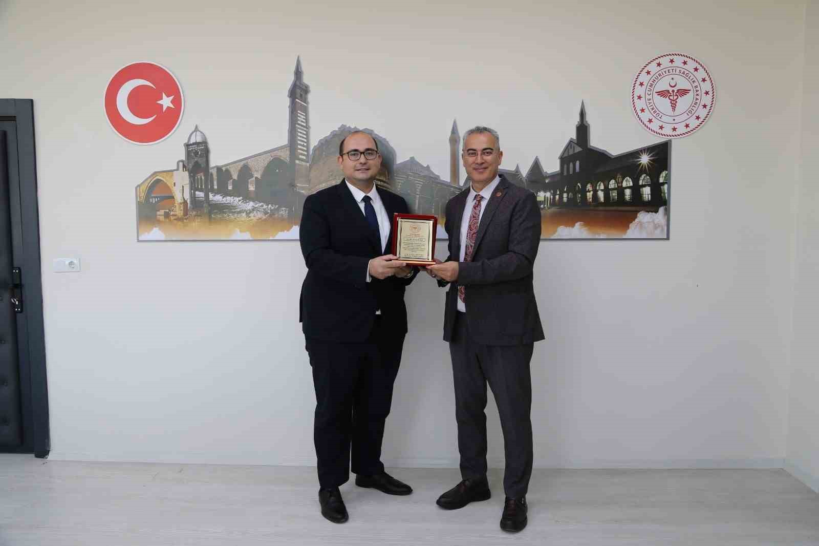 diyarbakir-saglik-muduru-emre-asilturk-ten-dicle-ilce-saglik-muduru-uzm-dr-firat-kose-ye-plaket