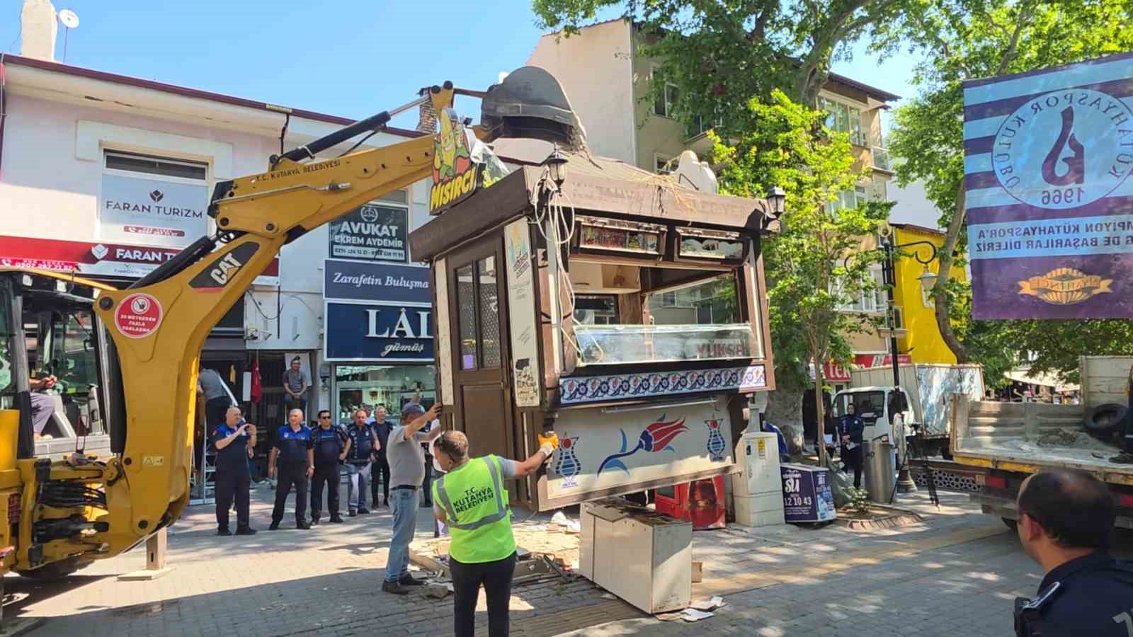 kutahya-da-bufe-krizi-esnaf-kendini-catiya-zincirledi-polis-ve-zabita-esliginde-bufeler-kaldirildi
