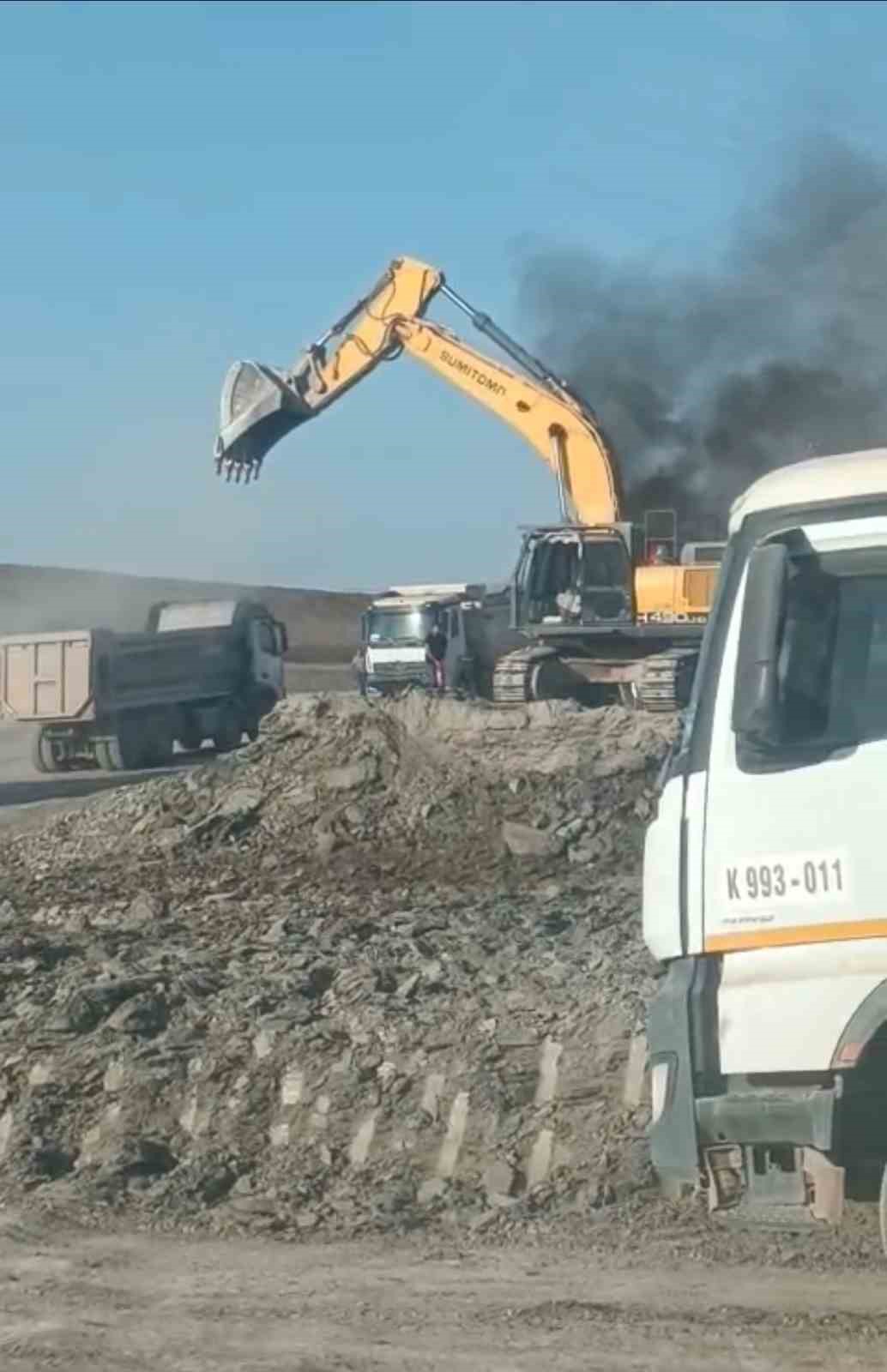 siirt-te-demir-yolu-insaatinda-is-makinesi-yandi