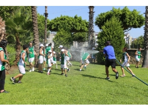 Kepez’de Çocuklar Eğlenerek Tenis Öğreniyor