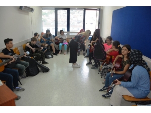 Gitar Kursuna Yoğun İlgi