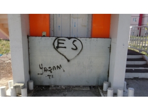 Kars’ta Karayolları Üst Geçidin Engelli Ve Yaşlılar İçin Yapılan Asansörünü Kapattı