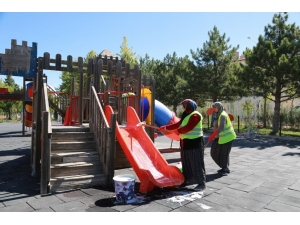Niğde Belediyesi Parkları Dezenfekte Ediyor