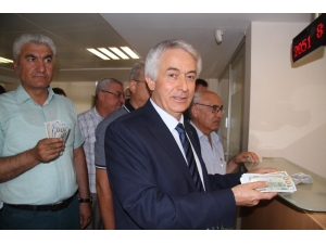 Itso Ve Itb Yönetimi İle Üyeleri, Banka Veznelerinde Sıraya Girerek Dövizlerini Bozdurdu