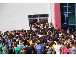 355 Kişilik Kontenjana 2 Bin 882 Kişi Başvurdu, İzdiham Oluştu