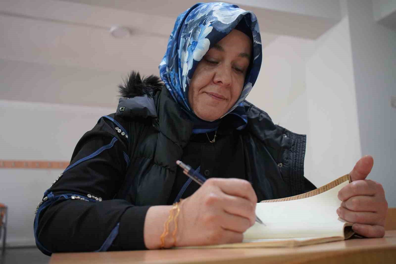 iki-cocuk-annesi-kizinin-yapabilirsin-sozuyle-universiteli-oldu