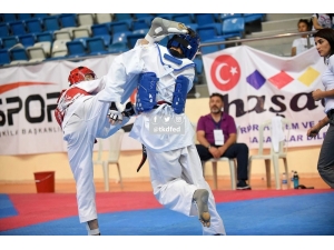 Tekvando Sporcusu Yunus Bozan Türkiye Şampiyonu Oldu