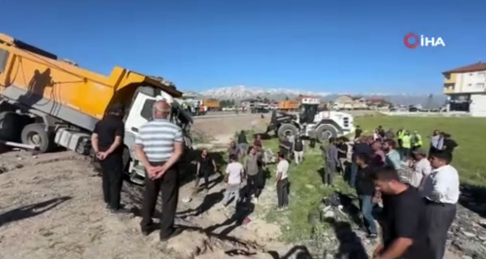 yuksekova-da-yolcu-minibusu-ile-kamyon-carpisti-2-olu-3-yarali