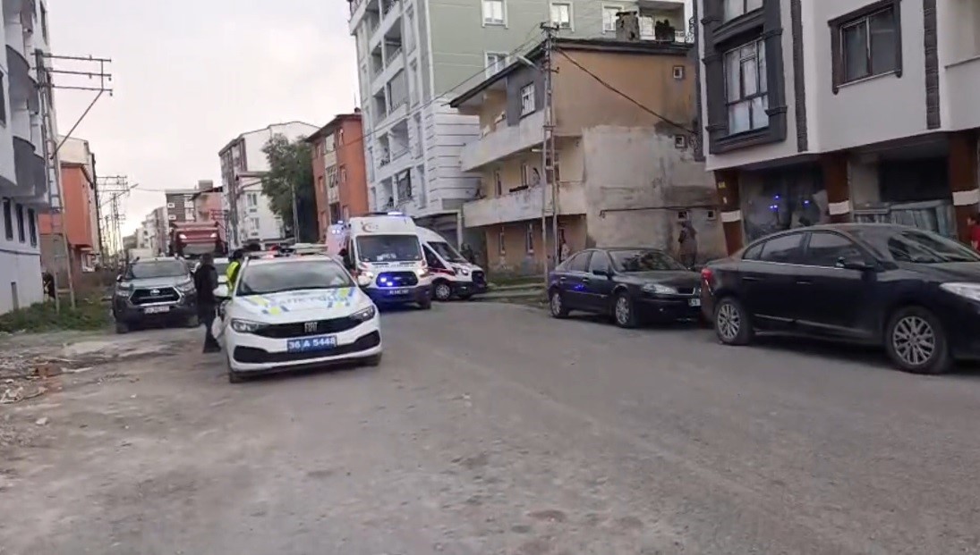 kars-ta-motosikletli-saldirgan-dehseti-1-i-kadin-2-kisi-silahla-yaralandi