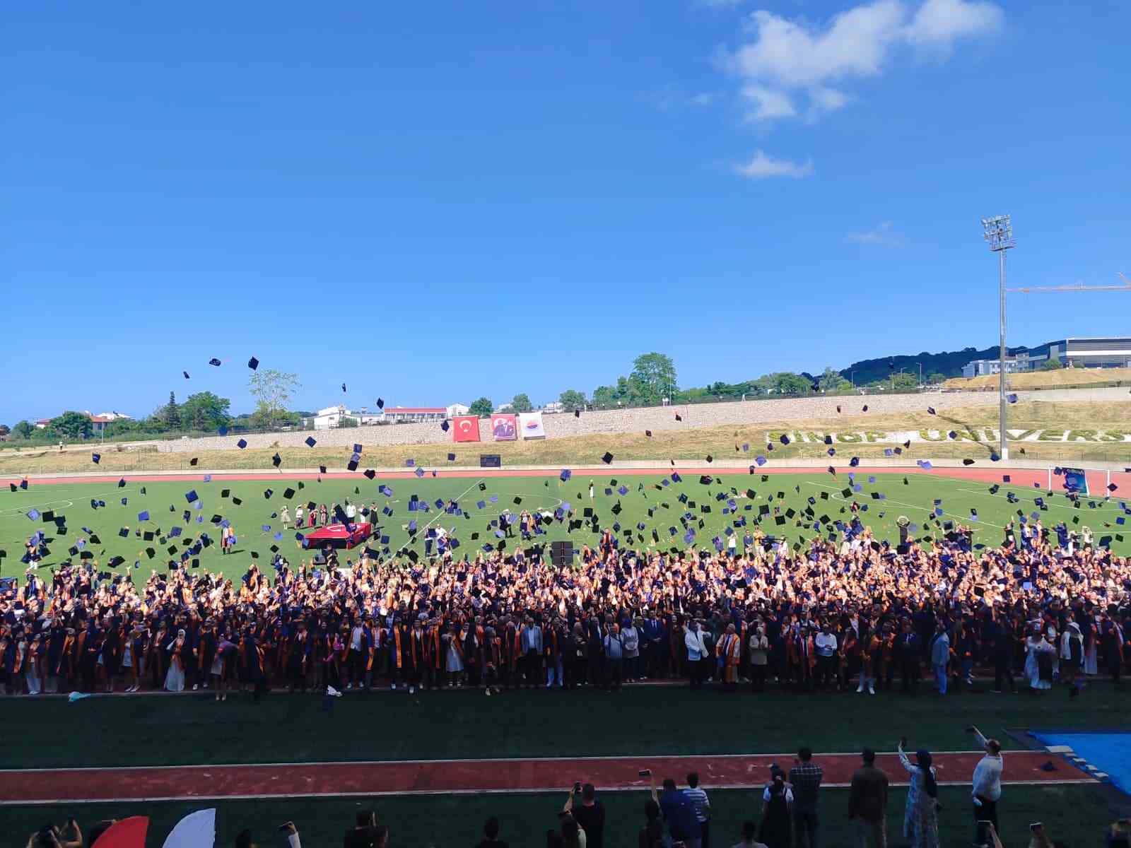 sinop-universitesi-nde-mezuniyet-coskusu