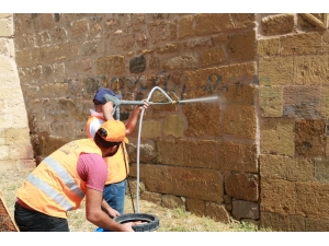 Niğde Kalesi’ndeki Duvar Yazılar Siliniyor