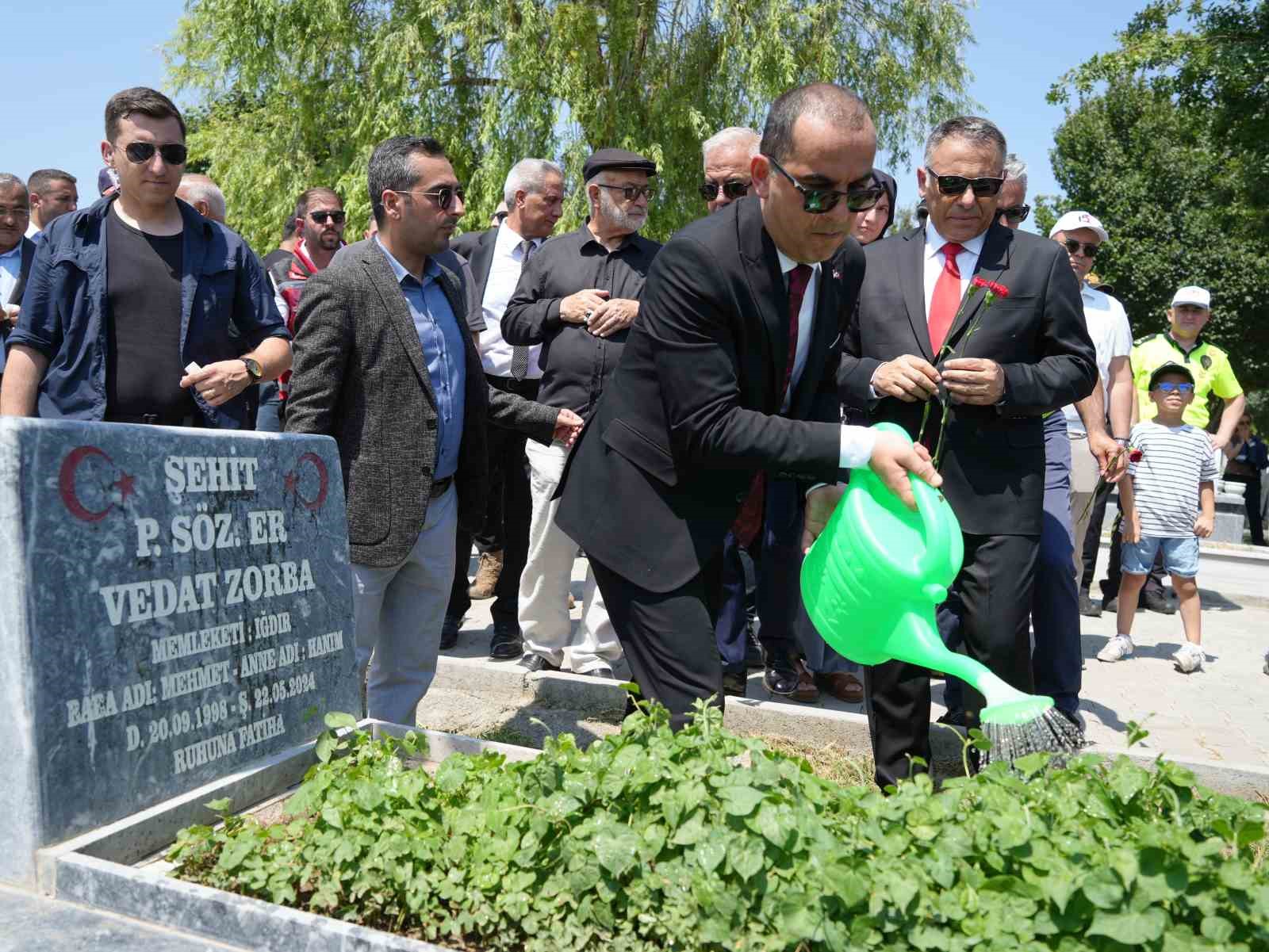 igdir-da-sehitler-kabirleri-basinda-anildi