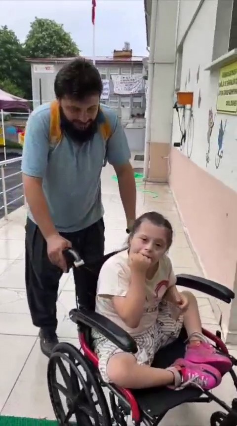 her-gun-ozel-kizini-okula-getiren-babaya-duygulandiran-surpriz
