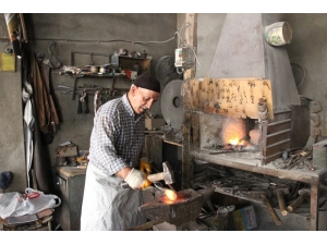 74 Yaşında, Dedesinden Kalan Mesleği Devam Ettiriyor