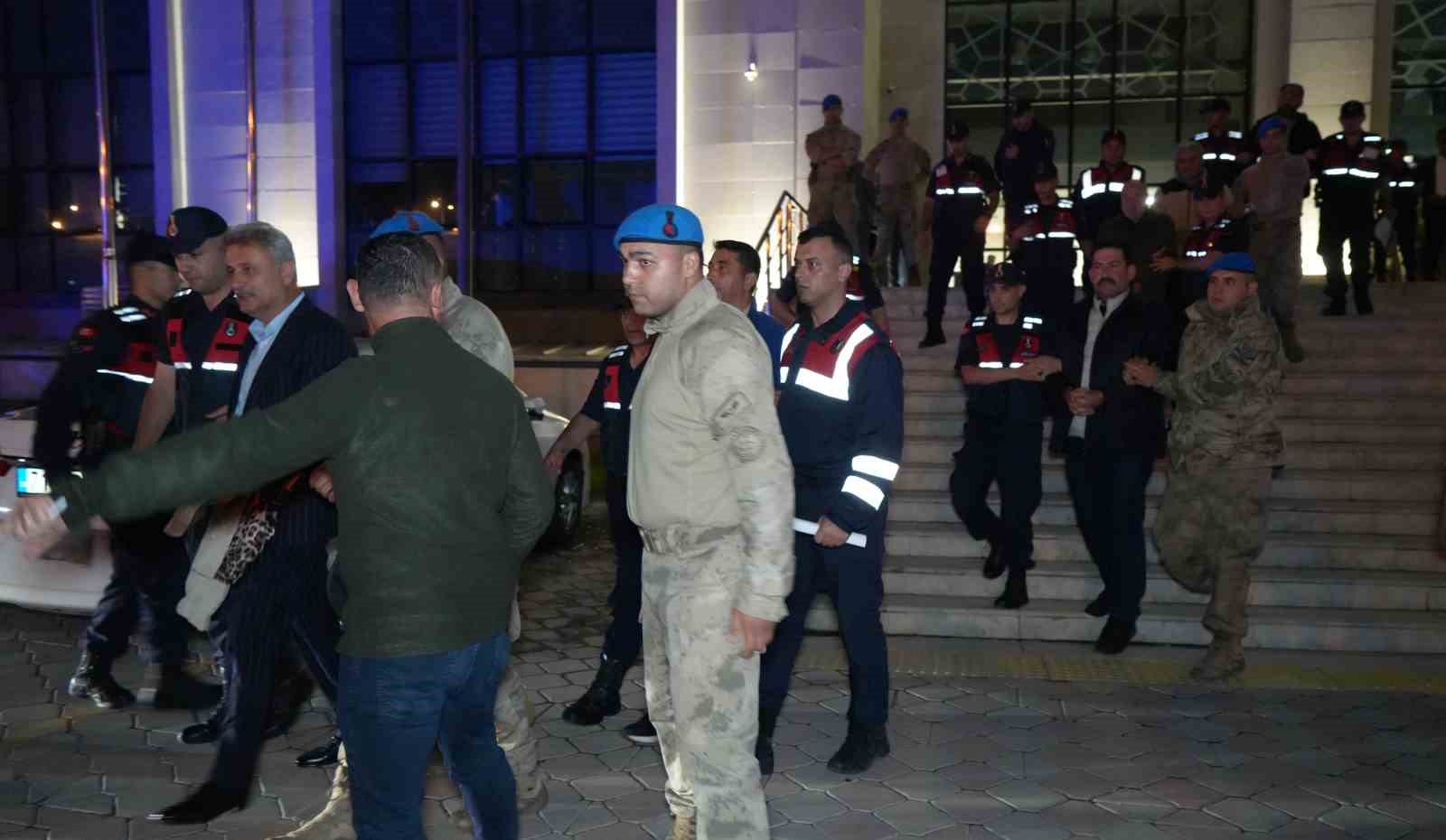 yolsuzluk-sorusturmasinda-mahkemeden-karar-cikti-2-eski-baskan-dahil-15-tutuklama