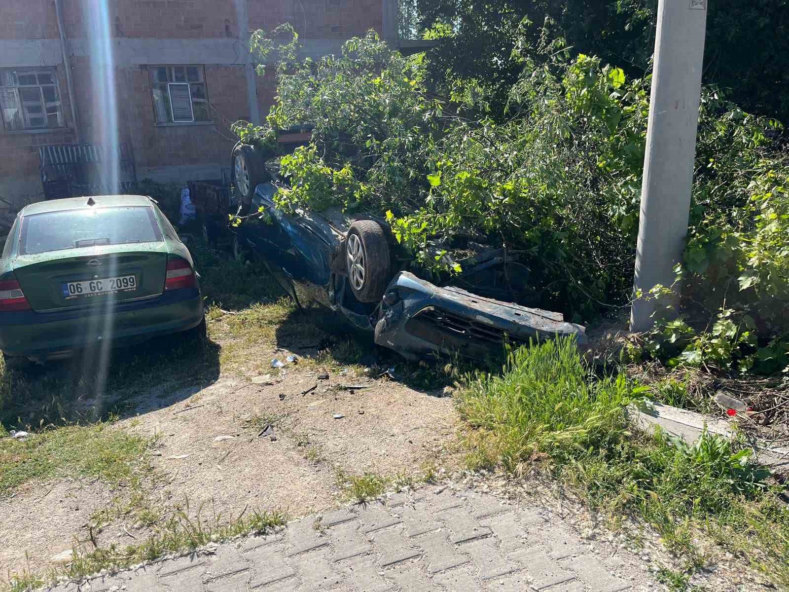 takla-atip-bahceye-devrilen-otomobilin-surucusu-yaralandi