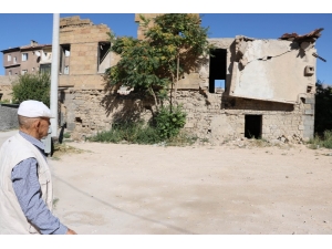 Sit Alanındaki Tarihi Evler Tehlike Saçıyor