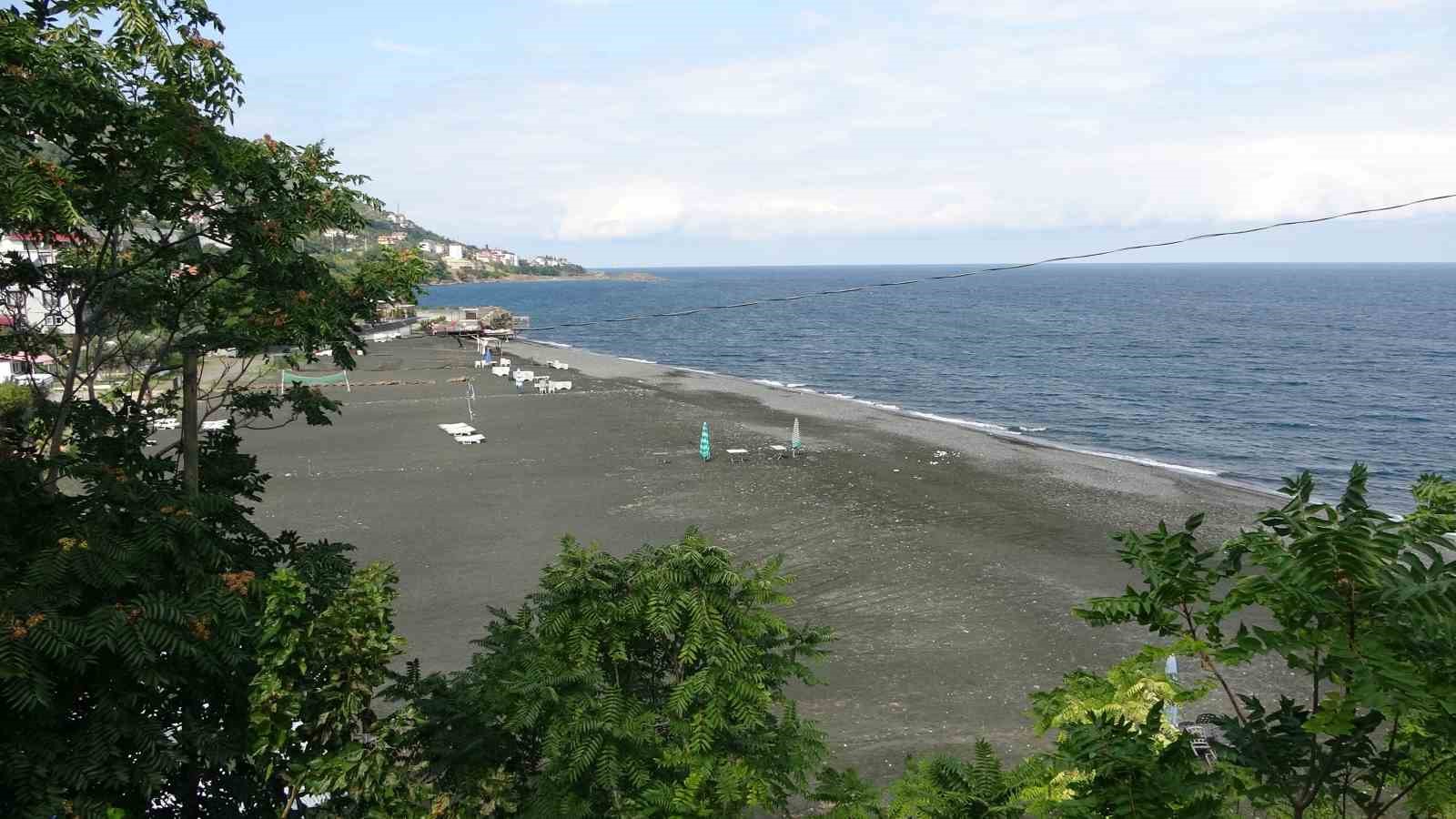 dogu-karadeniz-de-plaj-isletmecileri-son-10-yilin-en-kotu-sezonunu-yasadiklarini-acikladi