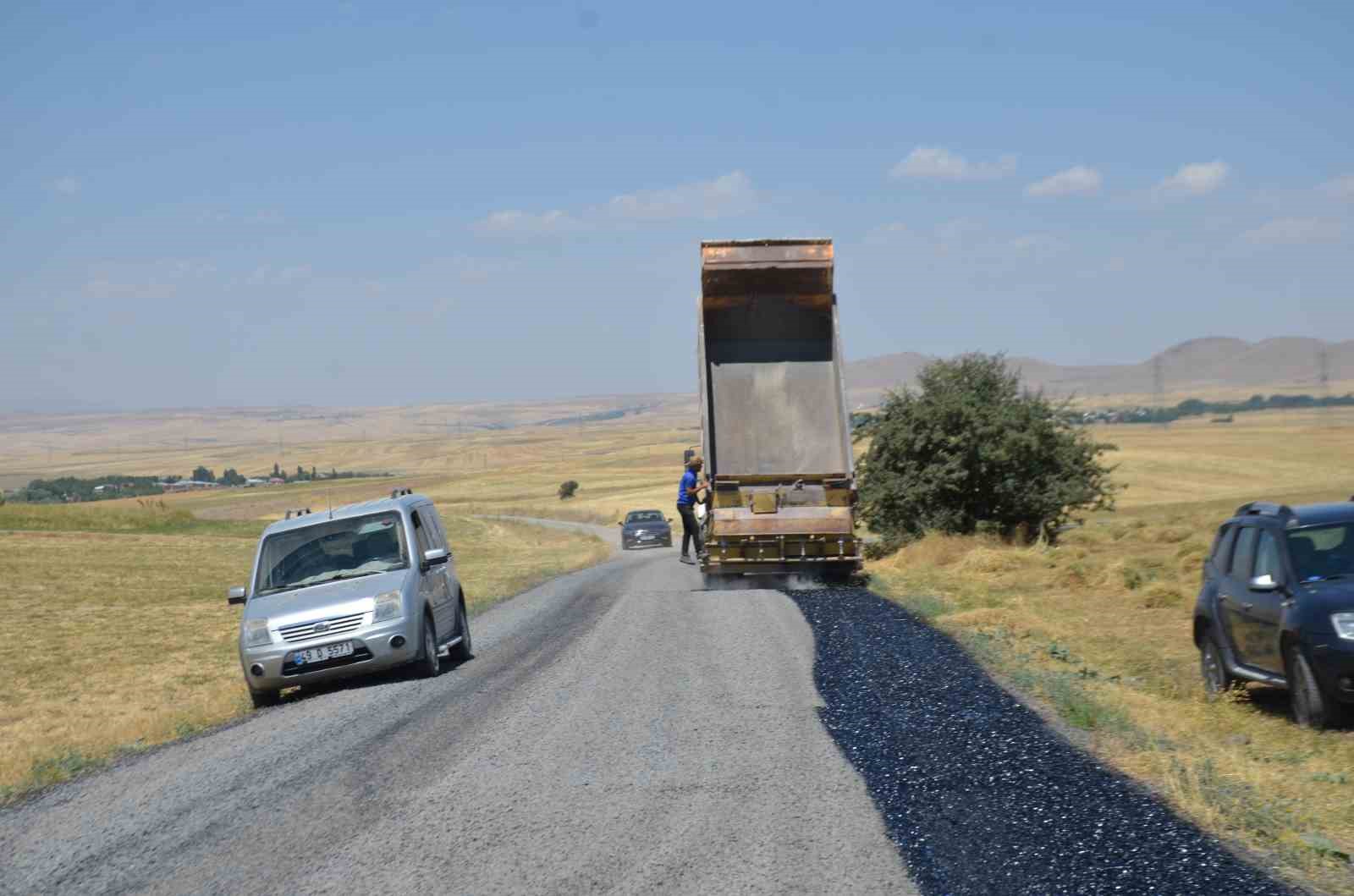 uzgorur-de-asfalt-ve-altyapi-calismalari-suruyor