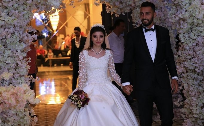 Trabzonsporlu Futbolcu Mustafa Akbaş Evlendi