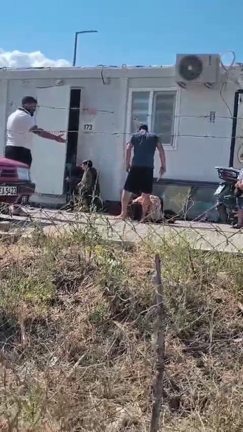 dehsete-dusuren-goruntu-karisini-evlatlarinin-gozu-onunde-bicakla-yere-yatirip-hunharca-dovdu